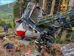 Wie die bergrettung mitteilte, gab es bei dem absturz einer gondel am sonntag westlich des lago maggiore in der region piemont auch mehrere verletzte. O65y6njpgascgm