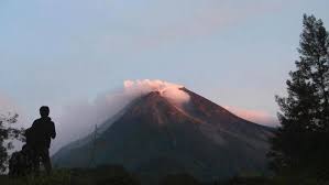 Romi & the jahats untuk melihat on the spot erupsi gunung raung halo all.biar channel ini tetap aktif untuk sementara saya akan. Aktivitas Meningkat 30 Kali Letusan Terdengar Dari Gunung Raung Surabaya Liputan6 Com