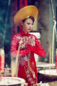 Just The Hat But Less Yellow Tone In That Gold Modern Gold Would Be More Fitting For Me Vietnamese Wedding Dress Vietnamese Wedding Gorgeous Wedding Dress