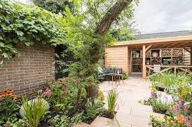 lekker schommelen in de kleurrijke weelderige tuin in zeist eigen huis en tuin weelderige tuin tuin huis en tuin