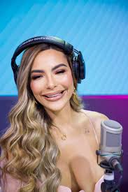 Una mujer fuerte no sigue caminos, ella los crea."