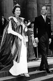 Le prince philippe, duc d'edimbourg, a été hospitalisé en urgence à aberdeen le 15 août 2012 au cours des vacances du couple royal à balmoral. Epingle Sur Windsor Family