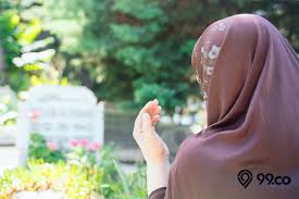 Jika yang didoakan adalah rombongan jamaah haji (banyak orang), maka doanya sebagai berikut: 5 Bacaan Doa Untuk Orang Tua Dalam Bahasa Arab Latin