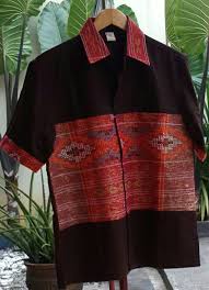 Pin Di Kemeja Kain Tenun