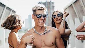 На улицах киева он предлагал людям, которые на него подписаны в соцсети, iphonе. Nb0byfpf6fu1zm