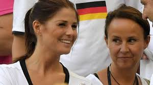 EM-Halbfinale: Laura Wontorra scherzt mit Oli Pocher im Stadion