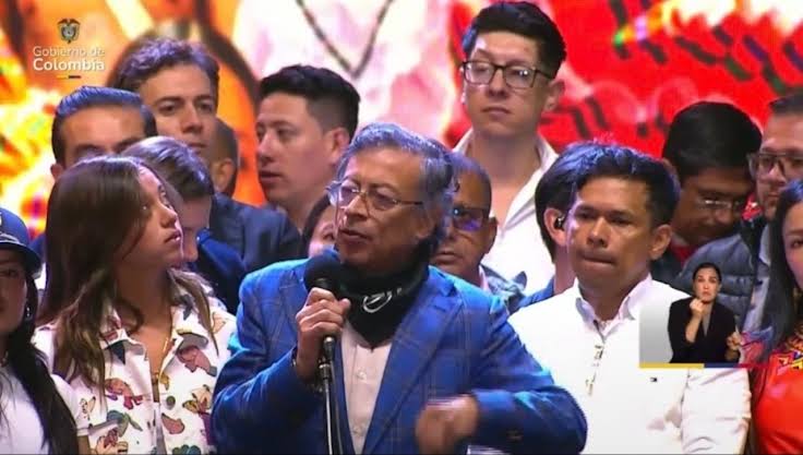 Gustavo Petro sube el tono contra Abelardo De La Espriella: dice que el  mandato no duraría cuatro años y que la población "lo haría renunciar" -  Semana