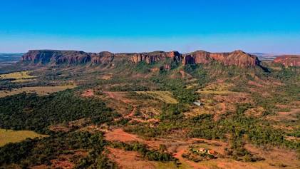 A natureza exuberante ao redor da Serra da Portaria, gerada com IA