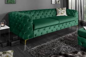 En suite, le capitonnage recouvre et décore le dossier, les accoudoirs et la traverse avant. Casa Padrino Canape Chesterfield En Velours Vert Emeraude Or 240 X 97 X H 73 Cm Canape De Salon Meubles De Salon Chesterfield