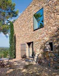 Provence Une Maison Neuve Taillee En Pierres Seches Facade Maison Maison En Pierre Maisons De Pierre