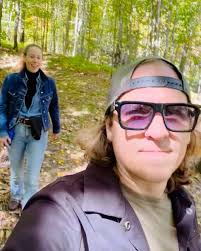 Jouer, rire et s’amuser, jaser longuement, marcher en montagne, lire et se  reposer,