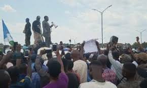 The fire reportedly started around 3am in the building located in the soka area of oyo state. Photos Of Sunday Igboho S Fleet Of Cars Multi Million Naira House