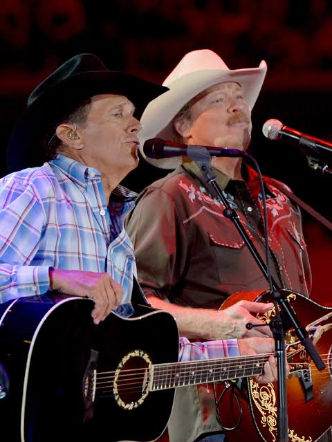 George Strait sings with Alan Jackson at Nashville farewell concert