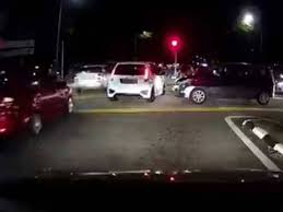 Mahkamah tinggi di sini, hari ini, memerintahkan jurujual wanita yang memandu secara melulu hingga mengakibatkan kematian lapan remaja berbasikal lajak pada 18 februari 2017, membela diri atas tuduhan berkenaan. Video Konvoi Sampai Langgar Lampu Isyarat