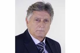 Alan (Eduardo Galvão) manda embora Susana (Monica Torres) de sua casa e ela  termina o casamento com