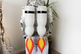 Um den auftritt noch realistischer zu machen, lassen sie das kind eine leere dose motoröl zum karnevalszug mitnehmen. Einen Raketenrucksack Fur Kleine Astronauten Basteln