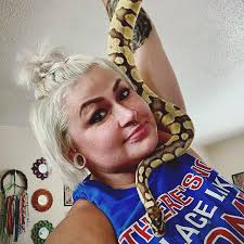 🐾 A Grizzly Bear's paw is massive… But imagine the size of a Bigfoot hand  beside it. 🤯 How big do you think it would be in comparison? 👣 📖  Discover real-life