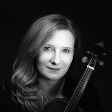 Jennifer Piggott's Instagram, Twitter & Facebook