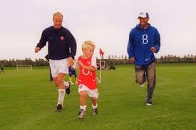 Sur une puissante passe à ras de terre de. Arsenal On Twitter Priceless Photo Of Dennis Bergkamp His Son Mitchel And Thierry Henry In 2003 Http T Co Qlidazel