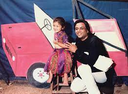 Gujarati is played by paresh rawal and punjabi played by rishi kapoor. Throwback Soni Razdan And Pooja Bhatt Share The Cutest Picture Of Little Alia Bhatt With Paresh Rawal In Tamanna Bollywood News Bollywood Hungama