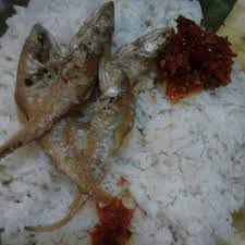 Beli lauk makan cemilan sehat keripik kerupuk sambal balado ikan asin kasai. Hujan2 Kelaparan Nemu Nasi Hangat Ikan Asin Sambal Flickr