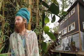 Man lives off-grid in a tree house he built himself in Hawaii