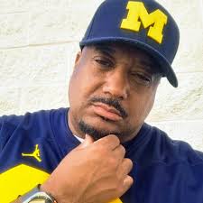 Deion Sanders had been battling bladder cancer during the offseason. Today,  his medical team announced Sanders was cancer free. 🙌🙏