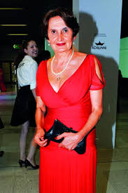 Eva holubová je již řadu let jednou z největších hvězd českého filmu, i když ve spojení s ní se tohoto termínu neužívá.holubová, rozená šafrová se narodila do rodiny bývalého stranického funkcionáře, po roce 1968 dělníka, matka byla účetní. Eva Holubova Trable V Rodine Nasehvezdy Cz