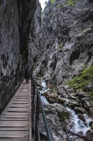 Pro jahr durchqueren im schnitt 70 000 gipfelstürmer auf dem weg zur zugspitze die höllentalklamm, sie zahlen dafür vier euro eintritt. Wanderung Durch Die Hollentalklamm Trekkinglife Outdoorblog