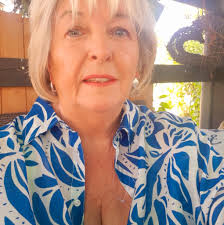 Angela Merkel hat dazu appelliert, die Probleme im Land mit Maß und Mitte  anzugehen. Die Rhetorik der AfD zu übernehmen, werde nicht helfen, sagte  die ehemalige Bundeskanzlerin im phoenix-Interview.