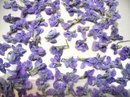 Fleurs Cristallisees Ces Violettes Cristallisees Decorent Vos Desserts De Plus Elles Sont Delicieuses Pensez Fleurs Comestibles Fleur De Bourrache Fleurs