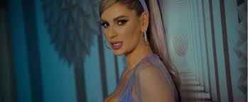 La 6 ani talentul ii este remarcat de catre adrian paunescu. ConstÄnÈenii Andreea BÄnicÄ Èi Dorian Popa Au Lansat Videoclipul Piesei Dragoste IncercatÄ Video