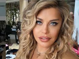 A arătat tot pe scenă la sala palatului! Loredana Groza ImplineÈte 51 De Ani Radio Impuls