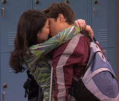 Sam kisses freddie, revealing she is in love with freddie. Pin By Viviana Rodriguez On Schoolyard Sweethearts Icarly Icarly And Victorious Nathan Kress