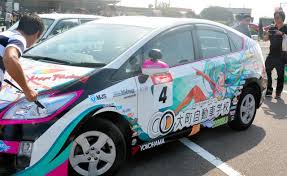 佐賀県内で活動するローカルアイドルの写真を 車体いっぱいに描いた 痛車 いたしゃ の教習車が 大町 おおまち 町の大町自動車学校に登場した 学校では 人気キャラクターのラッピング車も同時に導入 地 自動車 教習 車