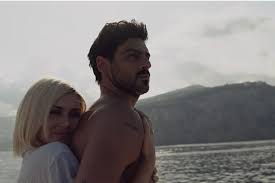 I due erano già stati sorpresi insieme qualche tempo fa, ed ora sono stati paparazzati durante un'uscita nella notte romana, con scambio di romantici baci per le vie della città. Michele Morrone Of The Netflix Hit 365 Days Is An Adoring Dad