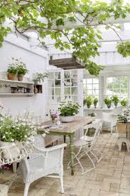 Style Campagne Chic 27 Idees Pour L Inviter Sur Nos Terrasses Petite Maison De Jardin Jardin D Hiver Jardin Maison