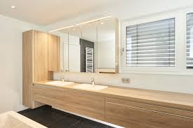 in diesem badezimmer ist eine schichtstoffplatte aus holzdekor mit eingelassenen waschbecken zu finden ein spi badezimmereinrichtung spiegelschrank badezimmer