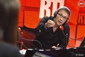 Fidèle à la radio, il officie . Julien Courbet Actu Photos Et Biographie Puremedias