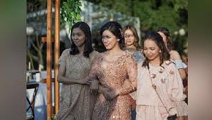 8 pemotretan felicya angelista dan caesar hito ala kerajaan, menawan. Penampilan Felicya Angelista Saat Tunangan Vera Kebaya Dan Irene Ragam Cantika Com Cantika Com