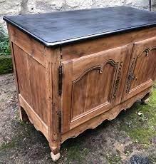 Symétrie, matériaux iconiques et design. Buffet Bas Relooke Avec Un Plateau Noir Les Meubles De Sebastien