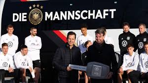 Die sendung erfolgt wie gewohnt bei amazon sehr schnell und du empfängst deine investition problemlos binnen. Neuer Mannschaftsbus Fur Die Mannschaft Dfb Deutscher Fussball Bund E V