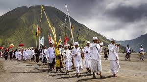 Sampurasunmengapa begitu banyak nama daerah di jawa barat yang diawali 'ci'.? jawabannya dapat ditemukan pada keberadaan gunung sunda purba atau gunung. Kebudayaan Jawa Timur Rumah Pakaian Kesenian Adat Lengkap