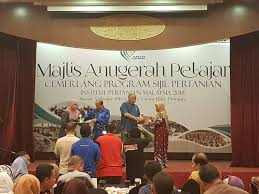 Elora menerima ciuman ibunya, rohani marjuki, 46, selepas diberi sijil anugerah kecemerlangan spm di jabatan pendidikan melaka, semalam. Ipserdang Doa On Twitter 5 10 2018 Majlis Anugerah Pelajar Cemerlang Program Sijil Pertanian Institut Pertanian Malaysia Jabatan Pertanian Moa 2018 Tahniah Pada Graduan Ipah Iptg Ipahjohor Doatitigantong Psm Doa Jharizan Simtzetzin