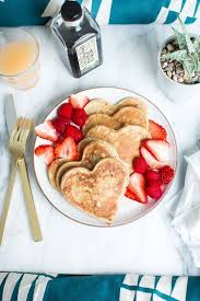 Treat Your Mum To Breakfast In Bed This Mother S Day Mom Gifts Flowers Chocolate Happy Moth Nourriture Petit Dejeuner Romantique Nourriture Delicieuse
