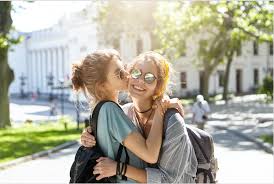 L'occasion de se rappeler que le nombre de bises varie selon les départements en france. L Art De La Bise Les 3 Regles A Connaitre Le Monde Des Ados