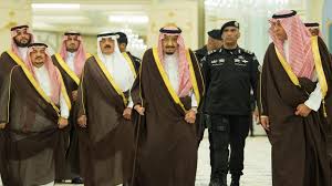 وكان الأمير محمد بن سلمان حتى وهو ولي ولي العهد مسؤولا عن إدارة الحرب التي تقودها السعودية في اليمن ومسؤولا كذلك عن وضع سياسة وأظهرت لقطات تلفزيونية ولي العهد الجديد محمد بن سلمان يقبل يدي سلفه، وينحني أمامه. Ù…Ù„Ùƒ Ø§Ù„Ø³Ø¹ÙˆØ¯ÙŠØ© ÙŠØ­Ø§ÙˆÙ„ Ø¥Ù†Ù‚Ø§Ø° Ø§Ø¨Ù†Ù‡ Ø¨Ø¥Ø¹Ø§Ø¯Ø© Ø§Ù„Ø£Ù…Ø±Ø§Ø¡ Ø§Ù„Ù…Ø¨Ø¹Ø¯ÙŠÙ† Ù„Ù„Ù…Ø´Ù‡Ø¯