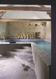 Maison De Campagne De L Ecrivain Amanda Sthers Piscine Interieure Grange Maison De Campagne Maison