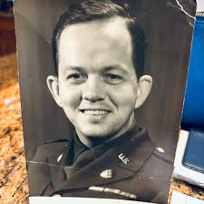 What are the lapel and medals of this WW1 vet?