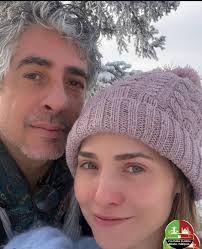 Leticia Colin disfrutando de la nieve en Canadá ❄️🇨🇦✨ Rodeada de paisajes  blancos y aire puro, la actriz vive momentos de calma y belleza invernal,  regalándonos postales llenas de encanto y serenidad.